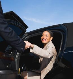 Managerin steigt aus Auto