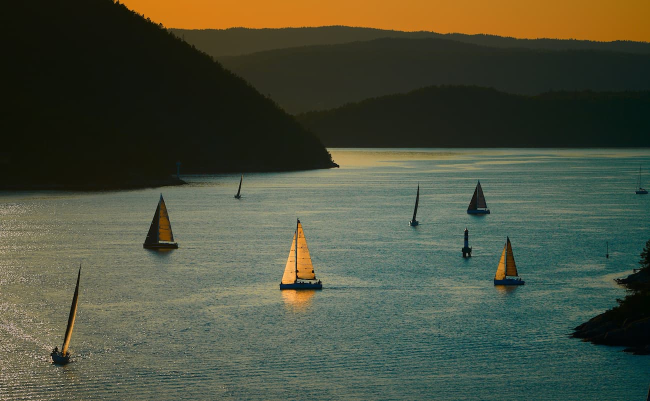 Barcos à vela na água