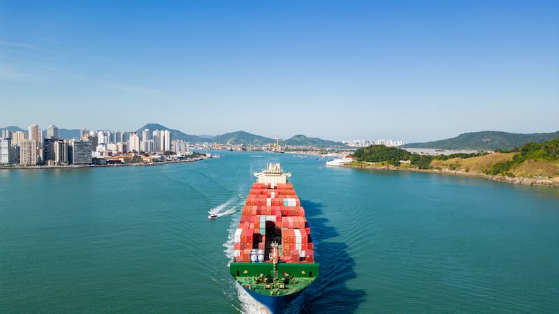 Navio de carga no mar