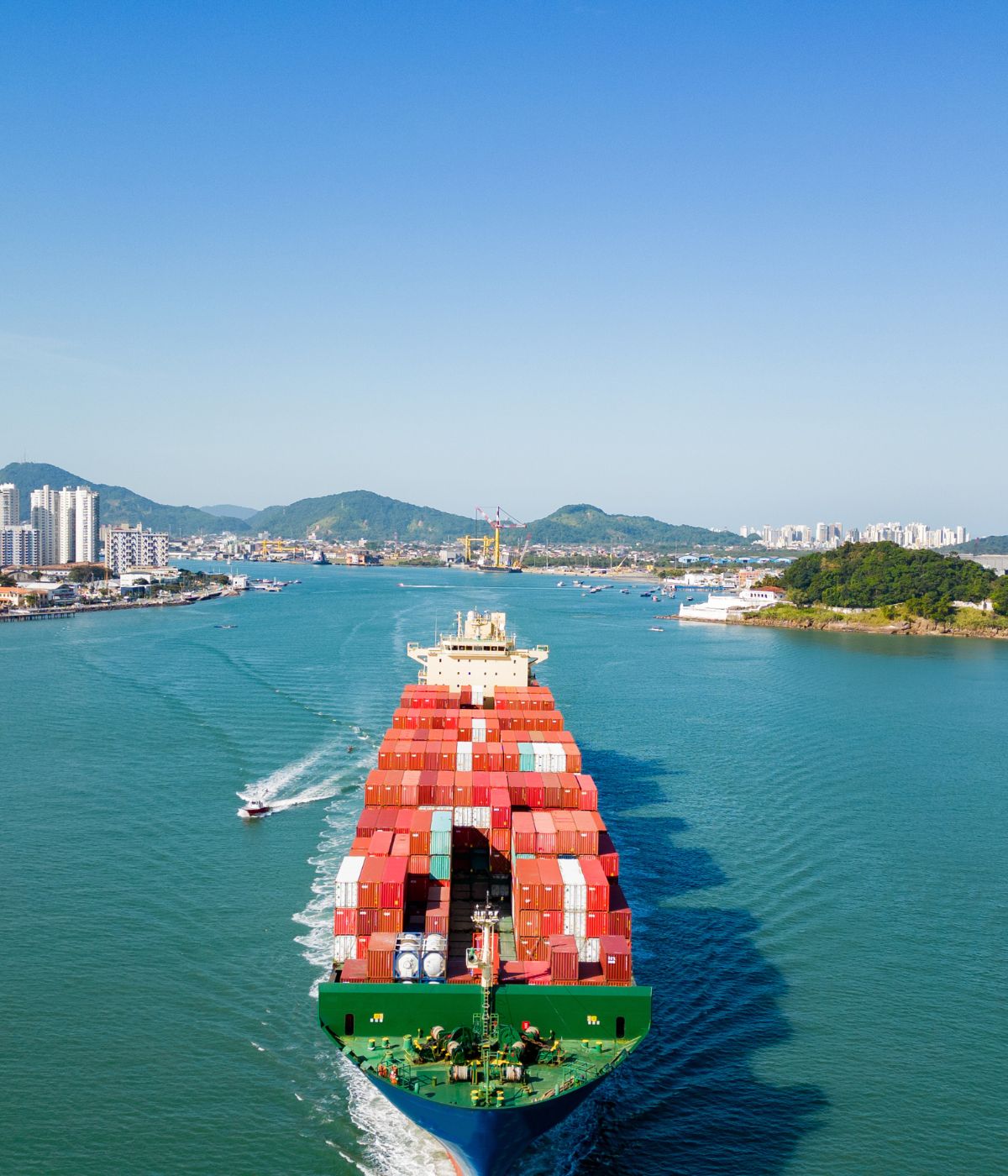 Containerschiff läuft aus Hafen aus