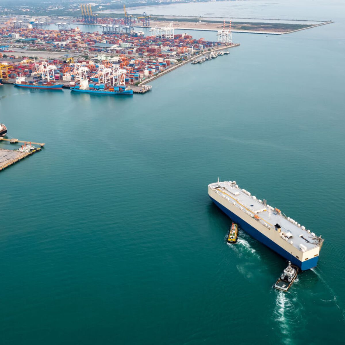 Schiff läuft in Hafen ein