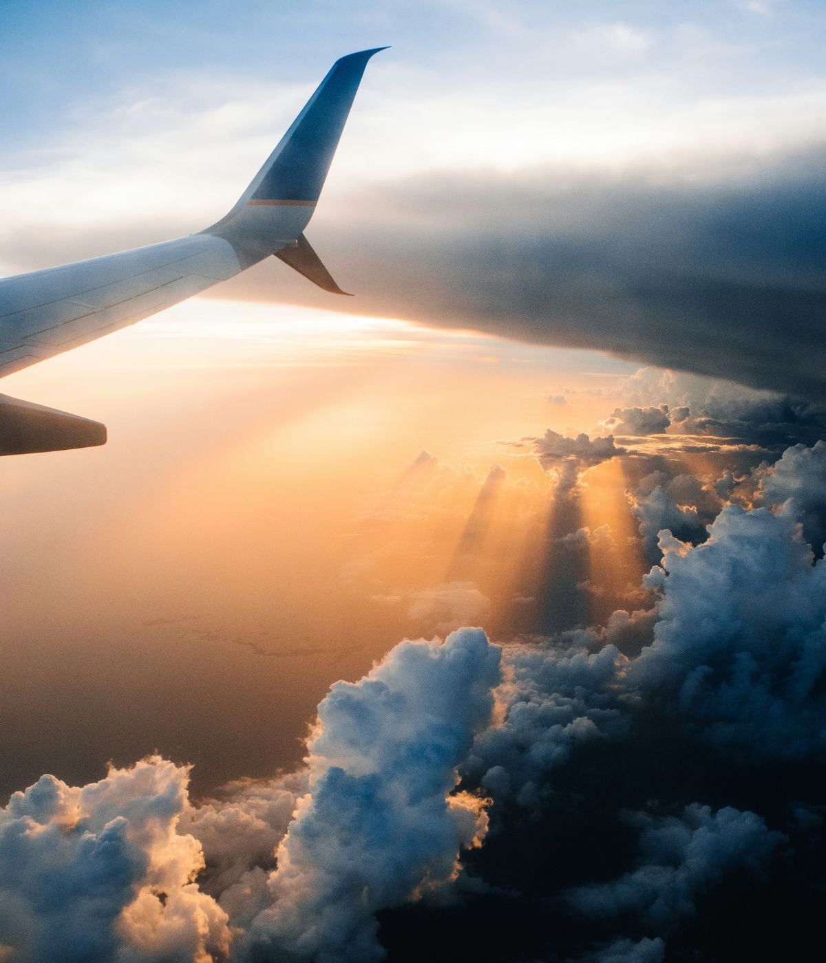 Flugzeug über den Wolken
