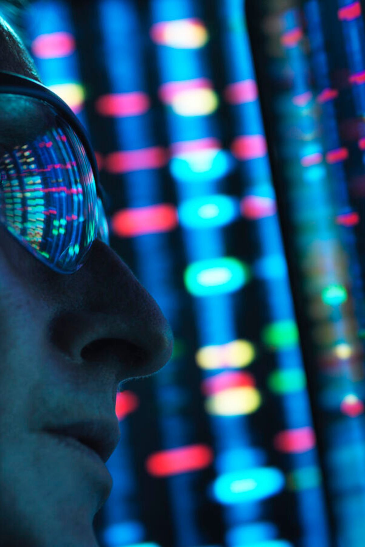Mann mit Sonnenbrille vor bunt leuchtendem Server