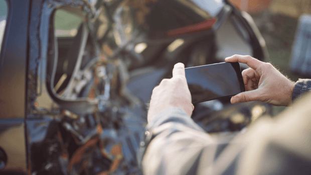 Smartphone nimmt Unfallbild auf