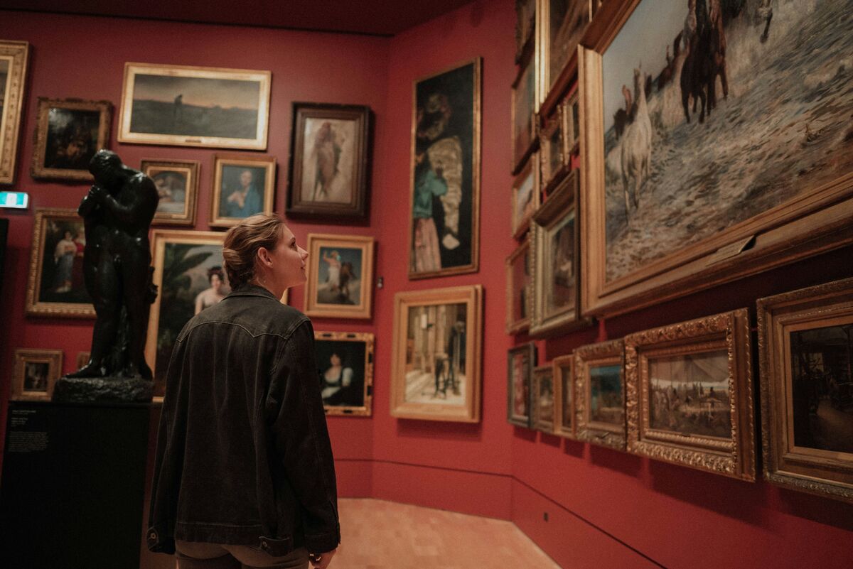 Fine Art - Girl in Museum 