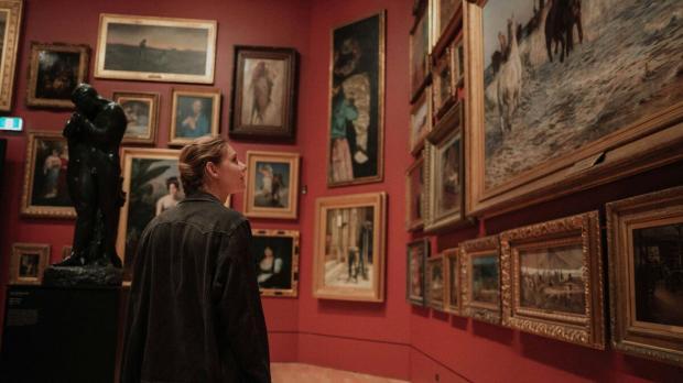 Fine Art - Girl in Museum 