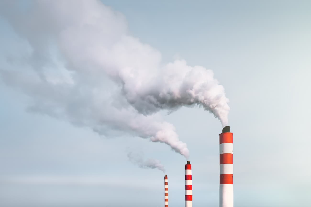 Chimeneas industriales emitiendo humo