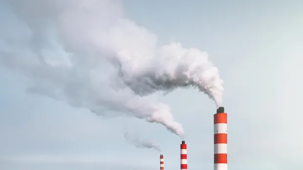 Chimeneas industriales emitiendo humo