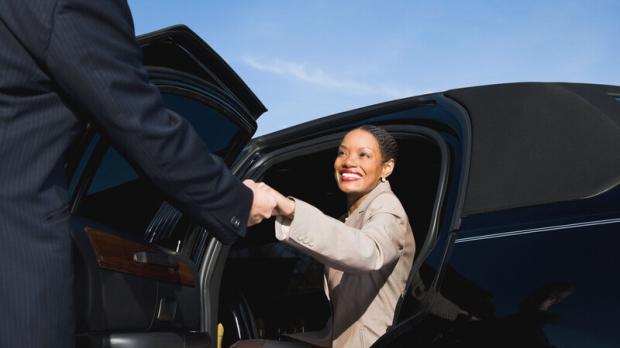 Managerin steigt aus Auto